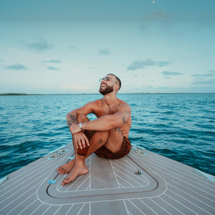 Manuel Turizo estrena su nuevo single “Mírame ahora (Salud Mi Reina)”